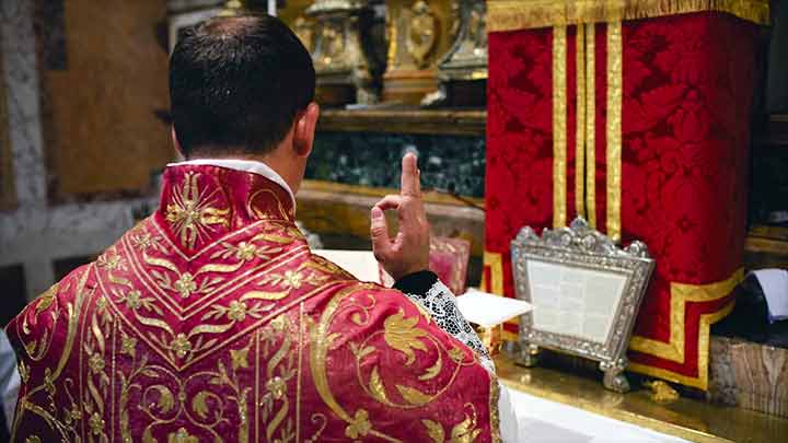 Mesmo sem fiéis, os padres não só podem como devem rezar a Missa